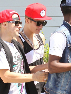 31.07 | Justin Bieber indo para restaurante em Los Angeles