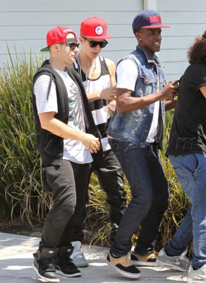 31.07 | Justin Bieber indo para restaurante em Los Angeles