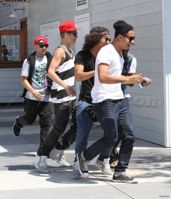 31.07 | Justin Bieber indo para restaurante em Los Angeles
