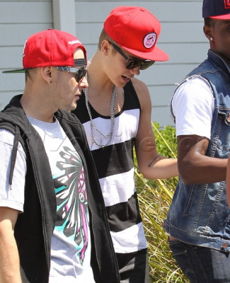 31.07 | Justin Bieber indo para restaurante em Los Angeles