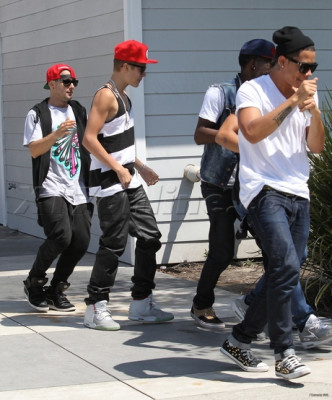 31.07 | Justin Bieber indo para restaurante em Los Angeles