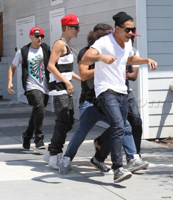31.07 | Justin Bieber indo para restaurante em Los Angeles