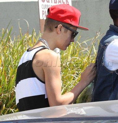 31.07 | Justin Bieber indo para restaurante em Los Angeles
