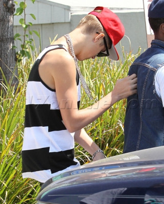 31.07 | Justin Bieber indo para restaurante em Los Angeles