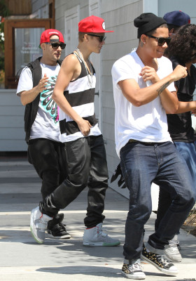 31.07 | Justin Bieber indo para restaurante em Los Angeles