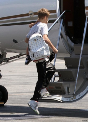 08.01 | Justin Bieber embarcando em Los Angeles