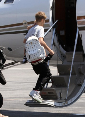08.01 | Justin Bieber embarcando em Los Angeles