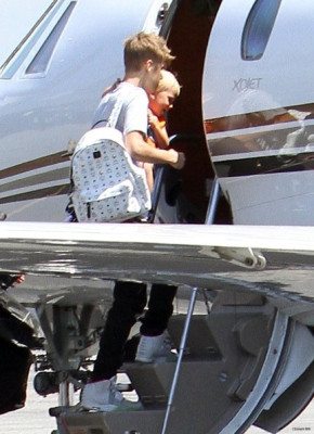 08.01 | Justin Bieber embarcando em Los Angeles