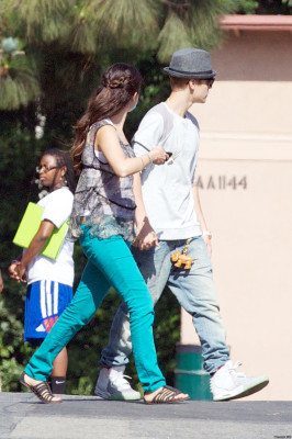 08.03 | Justin Bieber visita Selena Gomez no set de Feed The Dog