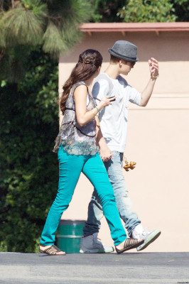 08.03 | Justin Bieber visita Selena Gomez no set de Feed The Dog