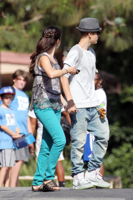 08.03 | Justin Bieber visita Selena Gomez no set de Feed The Dog