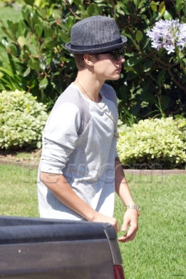 08.03 | Justin Bieber visita Selena Gomez no set de Feed The Dog