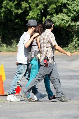 08.03 | Justin Bieber visita Selena Gomez no set de Feed The Dog
