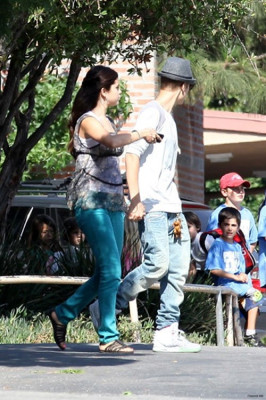 08.03 | Justin Bieber visita Selena Gomez no set de Feed The Dog