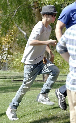 08.03 | Justin Bieber visita Selena Gomez no set de Feed The Dog