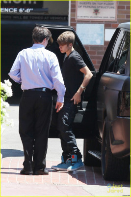 08.05 | Justin Bieber chegando no restaurante BJs em Los Angeles