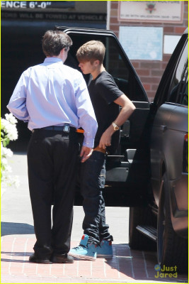 08.05 | Justin Bieber chegando no restaurante BJs em Los Angeles
