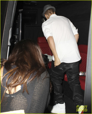 08.09 | Justin Bieber e Selena Gomez deixando clube em Los Angeles