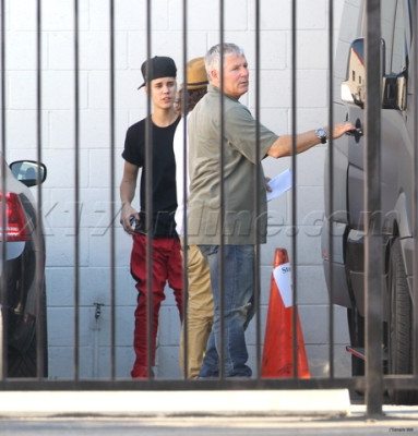 08.10 | Justin Bieber deixando ensaios para a Believe Tour