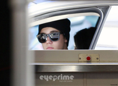 04.06 | Justin Bieber com Selena Gomez no Chick Fil A em Los Angeles