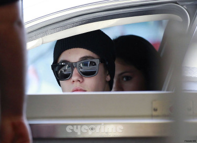 04.06 | Justin Bieber com Selena Gomez no Chick Fil A em Los Angeles