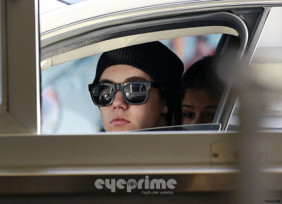 04.06 | Justin Bieber com Selena Gomez no Chick Fil A em Los Angeles