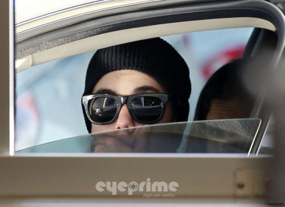 04.06 | Justin Bieber com Selena Gomez no Chick Fil A em Los Angeles
