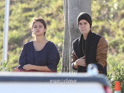 03.12 | Justin Bieber visitando Selena Gomez no set de Spring Breakers