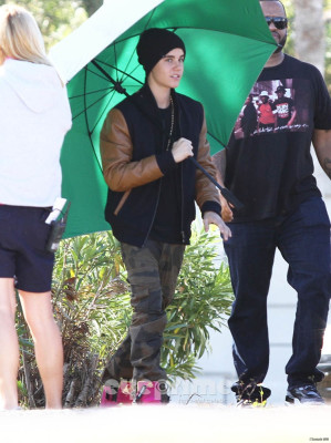 03.12 | Justin Bieber visitando Selena Gomez no set de Spring Breakers