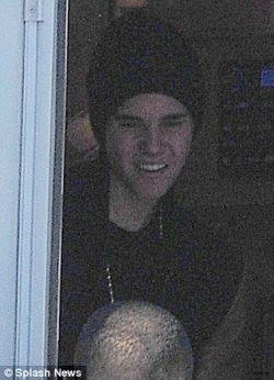 03.12 | Justin Bieber visitando Selena Gomez no set de Spring Breakers