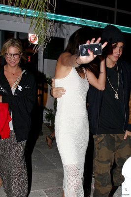 03.11 | Justin Bieber chegando e deixando o restaurante Sports Bar em St. Petersburg, Flórida