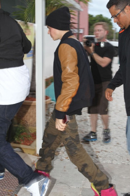 03.11 | Justin Bieber chegando e deixando o restaurante Sports Bar em St. Petersburg, Flórida