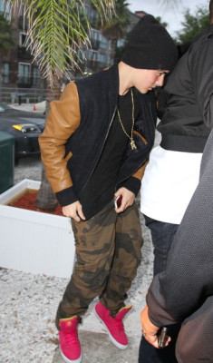 03.11 | Justin Bieber chegando e deixando o restaurante Sports Bar em St. Petersburg, Flórida