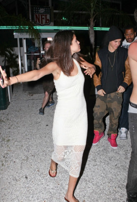 03.11 | Justin Bieber chegando e deixando o restaurante Sports Bar em St. Petersburg, Flórida