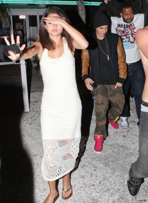 03.11 | Justin Bieber chegando e deixando o restaurante Sports Bar em St. Petersburg, Flórida