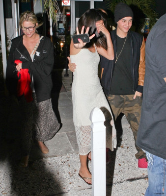 03.11 | Justin Bieber chegando e deixando o restaurante Sports Bar em St. Petersburg, Flórida