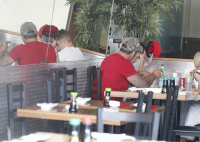 08.11 | Justin Bieber deixando restaurante em Los Angeles