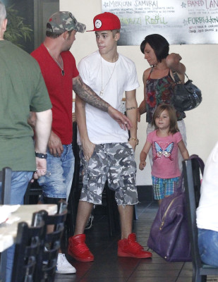 08.11 | Justin Bieber deixando restaurante em Los Angeles