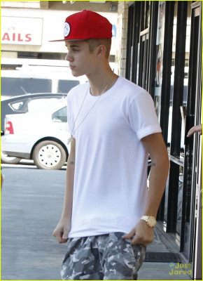08.11 | Justin Bieber deixando restaurante em Los Angeles