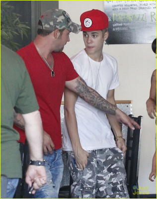 08.11 | Justin Bieber deixando restaurante em Los Angeles