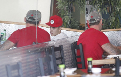 08.11 | Justin Bieber deixando restaurante em Los Angeles