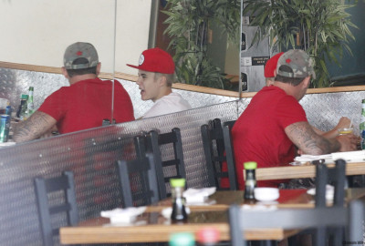 08.11 | Justin Bieber deixando restaurante em Los Angeles