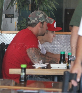 08.11 | Justin Bieber deixando restaurante em Los Angeles