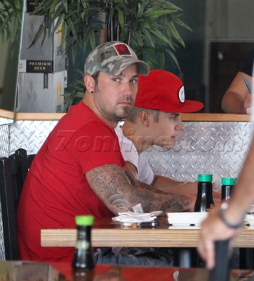 08.11 | Justin Bieber deixando restaurante em Los Angeles