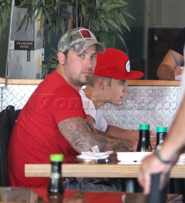 08.11 | Justin Bieber deixando restaurante em Los Angeles