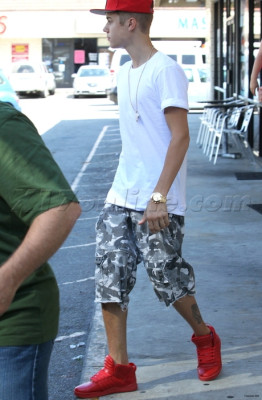 08.11 | Justin Bieber deixando restaurante em Los Angeles