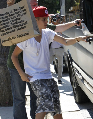 08.11 | Justin Bieber fazendo compras em Los Angeles