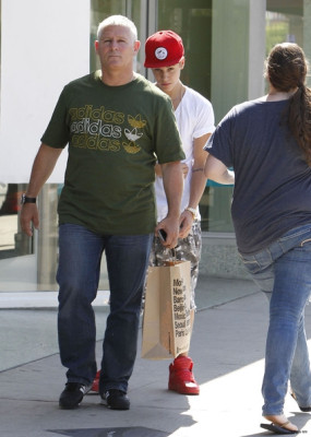 08.11 | Justin Bieber fazendo compras em Los Angeles
