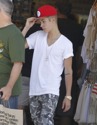 08.11 | Justin Bieber fazendo compras em Los Angeles