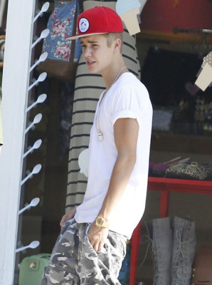 08.11 | Justin Bieber fazendo compras em Los Angeles